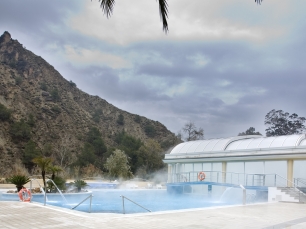 Piscinas exteriores del balneario de Archena, con el relieve rocoso como fondo del establecimiento termal.