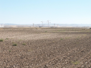 Las obras del Centro Penitenciario Madrid VII aparecen al fondo del paisaje junto al Camino de Huete, en Estremera.