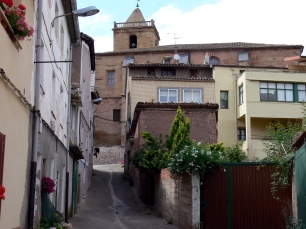 El casco urbano de Uruñuela, con la iglesia de San Servando y San Germán al fondo, en una villa cuya economía está ligada a la agricultura y al vino.
