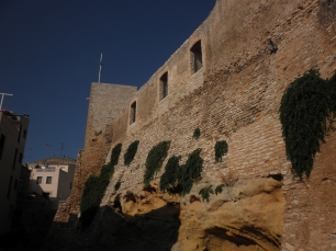 Los muros del castillo de El Catllar nacen directamente del afloramiento rocoso del cerro, haciendo casi indistinguible la frontera entre roca natural y piedra trabajada.