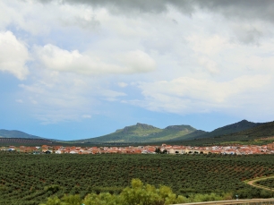 Vista panorámica de Oliva de Mérida, con el núcleo urbano y las elevaciones que lo rodean.