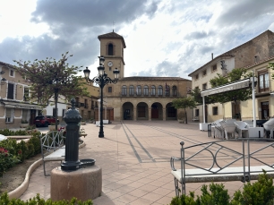 La Plaza Mayor de Peñas de San Pedro, en el núcleo urbano que se extiende bajo la peña.