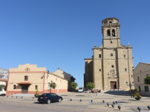 La iglesia de Santa María del Castillo y el teatro, en el núcleo de Fuentesaúco.