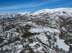 Vista aérea de Espina de Tremor, en el municipio de Igüeña, con la sierra de Gistredo al fondo.