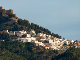 Segura de la Sierra y su castillo dominan el perfil del pueblo sobre las laderas de la sierra.