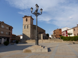 La iglesia de San Juan Bautista y la plaza muestran el corazón construido de Segurilla, en las estribaciones de la sierra de San Vicente.