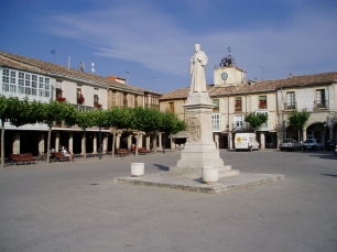 La plaza Mayor de Villadiego, con sus soportales y la estatua de Fray Enrique Flórez en el centro. El núcleo histórico sigue articulando la villa.