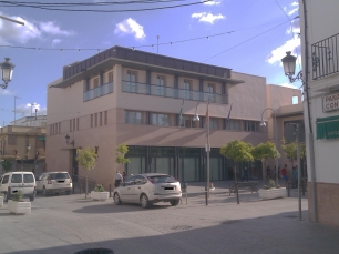 La plaza y el Ayuntamiento de Cantillana, en el corazón del casco urbano.
