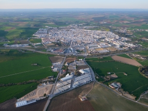 Vista aérea de Écija y de los campos que rodean el núcleo urbano, en el valle del Genil.