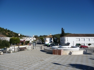 La plaza de Algar, con el caserío y las lomas al fondo, sitúa la historia en el pueblo que nació de unas dehesas compradas en el siglo XVIII.