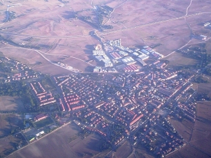 Vista aérea de Fuente el Saz de Jarama, con el caserío rodeado por la llanura agrícola.