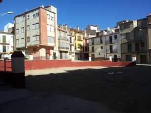 Una plaza del casco urbano de Benassal. Desde el pueblo, Font d’En Segures queda a unos dos kilómetros, en la ladera de Sant Cristòfol.