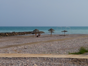 La playa de Beniesma muestra el litoral de guijarros y arena de Moncofa, una costa ligada durante siglos a la pesca y al embarque.