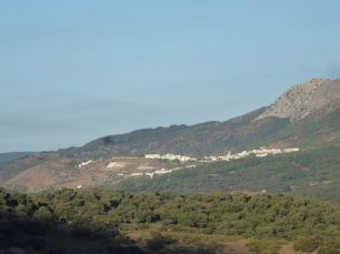 Cortes de la Frontera visto desde el entorno de Jimera de Líbar, entre el valle y las sierras.