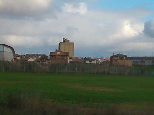 Panorámica del caserío de Allo, el paisaje habitado al pie de Montejurra que enmarca la historia local del agua y las rocas.
