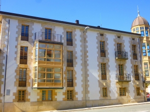 El ayuntamiento de Olazagutía, en el núcleo urbano del municipio donde se encuentra la Cantera de margas.