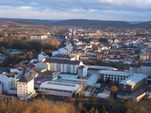 Monforte de Lemos vista desde una posición elevada, con la ciudad extendida por el valle.