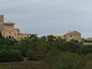 Ariany y su núcleo urbano vistos desde la carretera Ma-3341, en el paisaje del Pla de Mallorca.