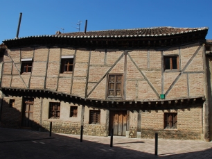 La Casa Torcida, en Saldaña, aporta una imagen del caserío histórico de la villa.