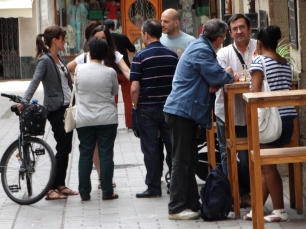 Vida cotidiana en el casco antiguo de Logroño, cuyo desarrollo medieval estuvo ligado al paso del Ebro y al Camino de Santiago.