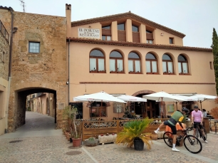 El Portal de Girona y Cal Vidalic, en la plaça del Pessebre, forman parte del paisaje edificado del centro histórico de Bàscara.