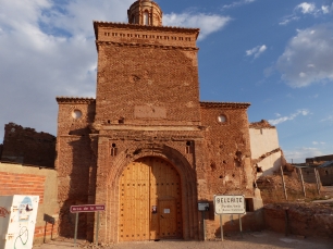 El Arco de la Villa, en el Pueblo Viejo de Belchite. Su arquitectura de ladrillo pertenece a una historia humana mucho más reciente que el pasado marino documentado en Bocafoz.