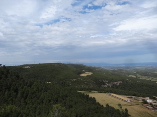 Vista amplia del paisaje de Font-rubí, con relieves cubiertos de vegetación y campos abiertos en la distancia.