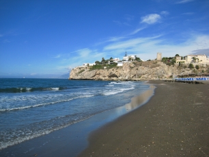 La playa de Rincón de la Victoria junto al promontorio del Cantal, uno de los extremos rocosos que delimitaban el asentamiento de pescadores.