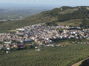 Jamilena entre el olivar y la sierra. Los manantiales al pie de los montes abastecieron las huertas descritas en su historia medieval.