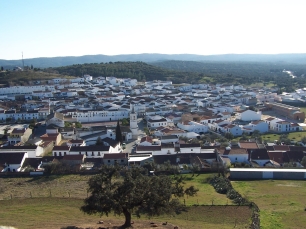 Panorámica de El Real de la Jara tomada desde el castillo. El caserío y el relieve de la Sierra Norte componen el escenario de esta historia.