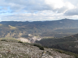 Bélmez de la Moraleda desde la Senda de las Fuentezuelas, con el núcleo al pie del relieve montañoso.