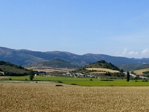 Panorámica del paisaje del Condado de Treviño, con el valle y las elevaciones que lo rodean.