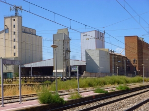 Vías e instalaciones junto a la estación de Binéfar. La llegada del ferrocarril en 1861 y la posterior transformación agrícola ligada al canal marcaron el desarrollo de la localidad.