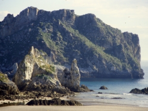 Un tramo rocoso de la costa de Ribadedeva. Los acantilados y las rías forman el borde marítimo del concejo.
