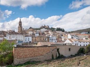 Vista de Arróniz desde las afueras, con el caserío y las lomas del entorno de la Solana.