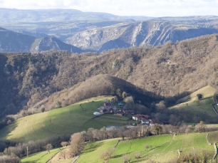 Laderas y poblamiento rural en Millara, en el concejo de Salas; una vista del contexto territorial, no de las cortas romanas.