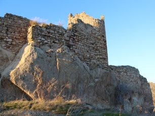 Esquina noreste del castillo del Berrueco, en Torredelcampo. El afloramiento rocoso queda visible bajo los muros de la fortificación.