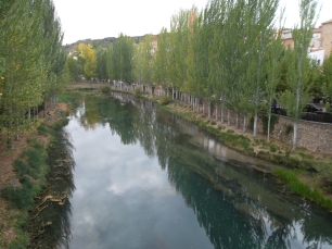 El Tajo atraviesa Trillo y enmarca la historia del puente que une sus orillas.