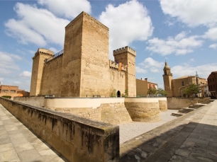 El castillo de Aguas Mansas ocupa el centro de Agoncillo y sirve de referencia para situar el recorrido por el municipio.
