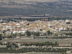 Beneixama vista desde la ermita de Sant Bartomeu del Camp de Mirra, con el caserío y los campos de la vega.