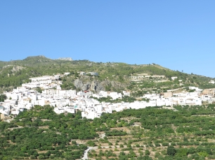 Panorámica de Otívar y del relieve montañoso que rodea el pueblo.