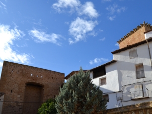 El Portal de Alcalá y la torre del castillo, en el casco histórico de Mora de Rubielos.