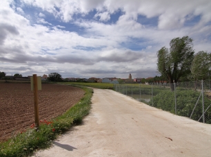 Mahora se extiende entre campos y caminos; la vista reúne el pueblo y el paisaje suavemente ondulado que lo rodea.