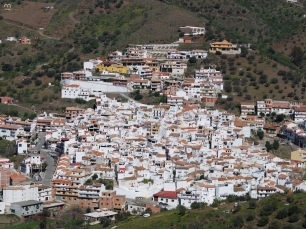 Vista de Arenas entre las laderas de la Axarquía, con el relieve montañoso que comparte con el cerro de Bentomiz.
