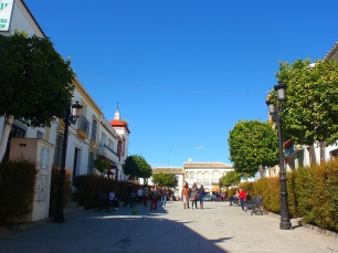 Vista de una plaza de Carrión de los Céspedes, en el entorno urbano donde se desarrolló la historia de sus templos.