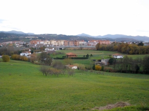 Prados, casas dispersas y núcleo urbano de Derio ante los montes del entorno; las alturas de la localidad formaron parte del Cinturón de Hierro de Bilbao.