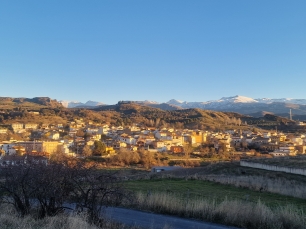 Beas de Granada desde la carretera GR-3107, con Sierra Nevada al fondo. En el término municipal nace el río Beas, afluente del Darro.
