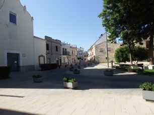 Una plaza del núcleo de Benirredrà, abierta entre las fachadas del casco urbano.