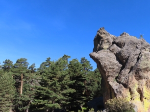 El roquedo de Castroviejo, en Duruelo de la Sierra, muestra el paisaje rocoso del municipio; no identifica el material concreto de la necrópolis.
