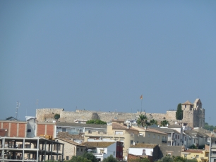 El castillo de Calafell corona el cerro donde se formó el núcleo medieval del pueblo.